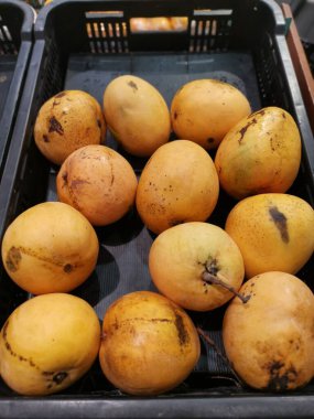 Bir sürü olgun elma mangosu. 