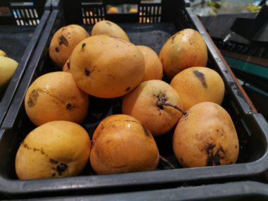 Bir sürü olgun elma mangosu. 