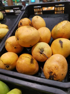 Bir sürü olgun elma mangosu. 