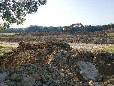 Kazı makinesi uzaktan inşaat alanında çalışıyor.