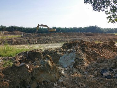 Kazı makinesi uzaktan inşaat alanında çalışıyor.