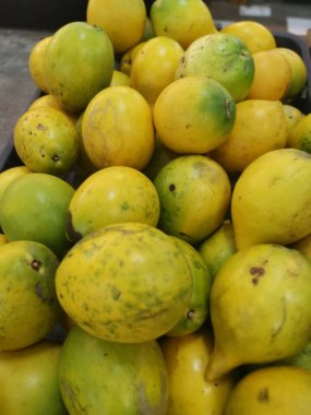 Sarı Pouteria caimito meyvesi yığını.