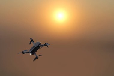 oyuncak İHA gökyüzünde uçuyor