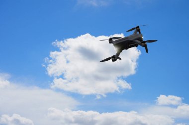 oyuncak İHA gökyüzünde uçuyor