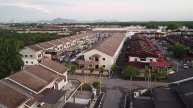 Yerleşim bölgesinde gündüz vakti hava durumu.