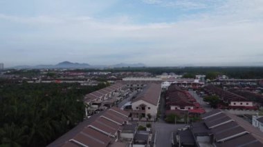 Yerleşim bölgesinde gündüz vakti hava durumu.