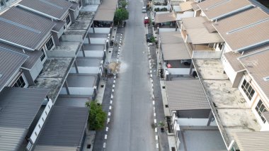 Yerleşim bölgesinde gündüz vakti hava durumu.