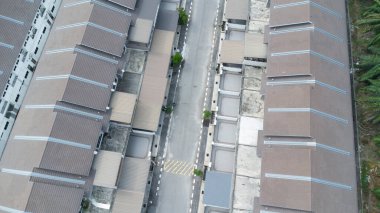 Yerleşim bölgesinde gündüz vakti hava durumu.