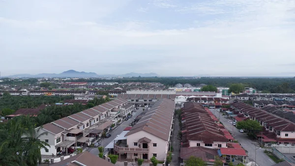 Petrol palmiyesi yetiştiriciliğiyle çevrili bir şehir..