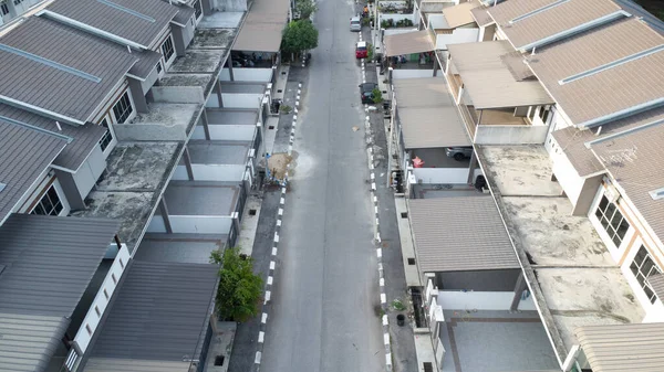 Yerleşim bölgesinde gündüz vakti hava durumu.