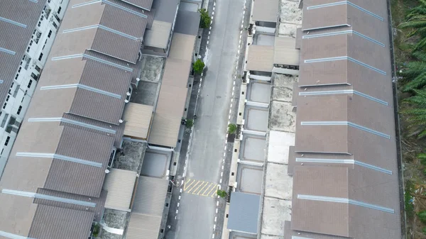 Yerleşim bölgesinde gündüz vakti hava durumu.