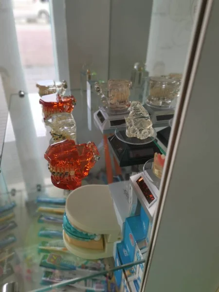 マレーシアのパーク 2022年4月7日 Wee歯科診療所に展示されているガラス製の食器棚における歯科治療玩具の姿 Sri Manjung — ストック写真