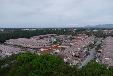 Kamu parkından banliyö binasının havadan görüntüsü.