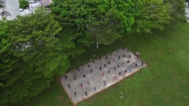 Perak, Malezya. 7 Nisan 2022: Bir grup bayan sabah aerobik egzersizlerini Taman Singa Baru halk parkında yapıyorlar.