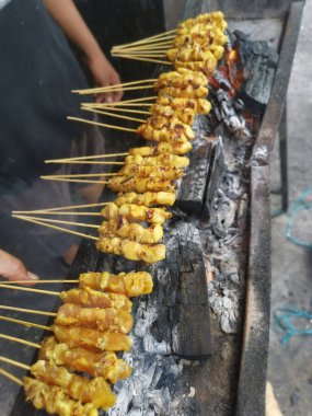 Salamura edilmiş ızgara çubukları ve ısırık büyüklüğünde tavuk eti..