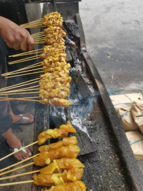 Salamura edilmiş ızgara çubukları ve ısırık büyüklüğünde tavuk eti..