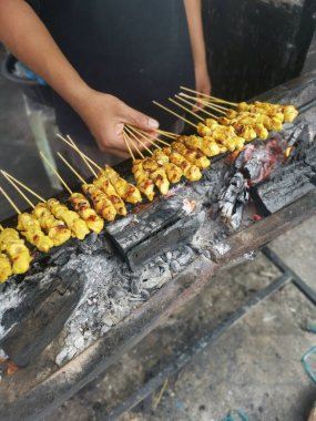 Salamura edilmiş ızgara çubukları ve ısırık büyüklüğünde tavuk eti..