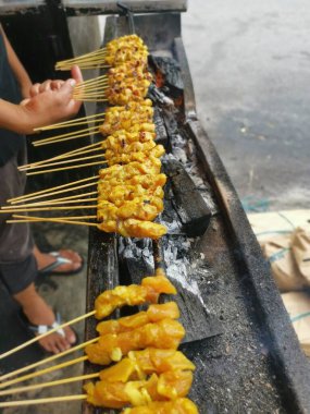 Salamura edilmiş ızgara çubukları ve ısırık büyüklüğünde tavuk eti..
