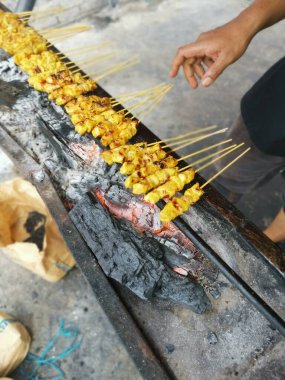Salamura edilmiş ızgara çubukları ve ısırık büyüklüğünde tavuk eti..