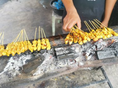 Salamura edilmiş ızgara çubukları ve ısırık büyüklüğünde tavuk eti..