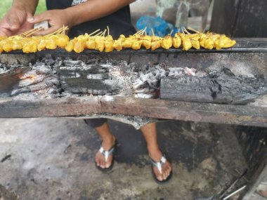 Salamura edilmiş ızgara çubukları ve ısırık büyüklüğünde tavuk eti..