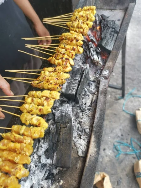 Barbecuing Sticks Marinated Bite Size Pieces Chicken Meat — Stock Photo, Image