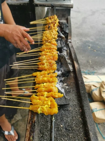 Barbecuing Sticks Marinated Bite Size Pieces Chicken Meat — Stock Photo, Image