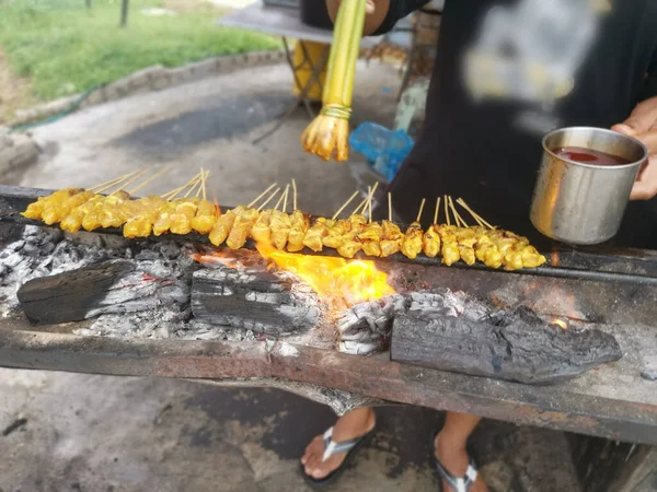 Grillen Von Marinierten Und Mundgerechten Hühnerfleischstücken — Stockfoto