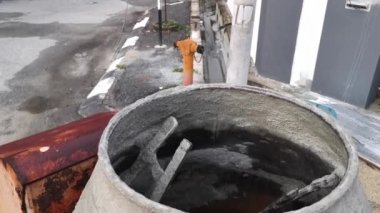 Yol kenarındaki çimento ya da beton karıştırma makinesi