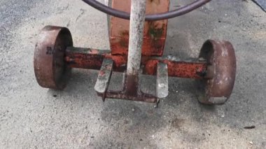 Yol kenarındaki çimento ya da beton karıştırma makinesi