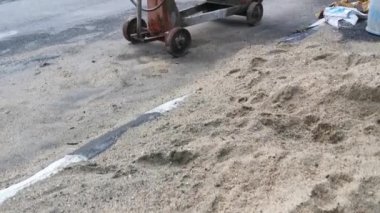 Yol kenarındaki çimento ya da beton karıştırma makinesi