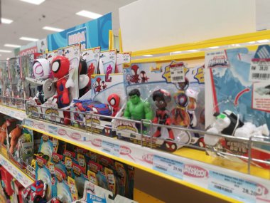 Perak, Malezya. 21 Nisan 2022: Aeon süpermarketi Sri Manjung 'da çocuk çeşitleri satın almak veya seçmek için oyuncak oynuyor.