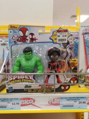 Perak, Malezya. 21 Nisan 2022: Aeon süpermarketi Sri Manjung 'da çocuk çeşitleri satın almak veya seçmek için oyuncak oynuyor.