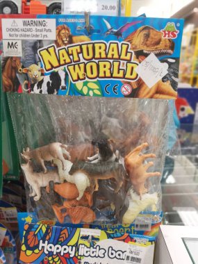 Perak, Malezya. 21 Nisan 2022: Aeon süpermarketi Sri Manjung 'da çocuk çeşitleri satın almak veya seçmek için oyuncak oynuyor.