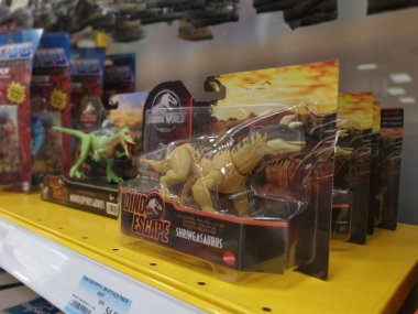 Perak, Malezya. 21 Nisan 2022: Aeon süpermarketi Sri Manjung 'da çocuk çeşitleri satın almak veya seçmek için oyuncak oynuyor.