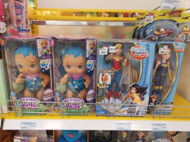 Perak, Malezya. 21 Nisan 2022: Aeon süpermarketi Sri Manjung 'da çocuk çeşitleri satın almak veya seçmek için oyuncak oynuyor.