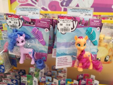 Perak, Malezya. 21 Nisan 2022: Aeon süpermarketi Sri Manjung 'da çocuk çeşitleri satın almak veya seçmek için oyuncak oynuyor.