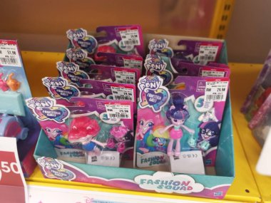 Perak, Malezya. 21 Nisan 2022: Aeon süpermarketi Sri Manjung 'da çocuk çeşitleri satın almak veya seçmek için oyuncak oynuyor.