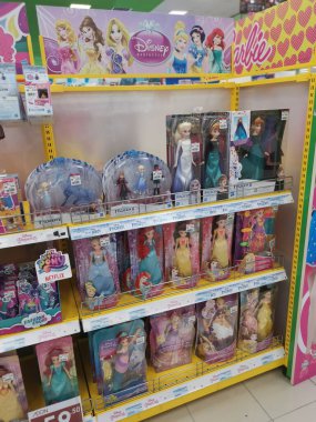 Perak, Malezya. 21 Nisan 2022: Aeon süpermarketi Sri Manjung 'da çocuk çeşitleri satın almak veya seçmek için oyuncak oynuyor.