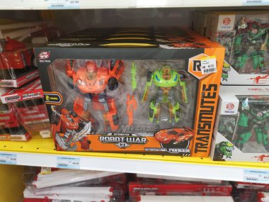 Perak, Malezya. 21 Nisan 2022: Aeon süpermarketi Sri Manjung 'da çocuk çeşitleri satın almak veya seçmek için oyuncak oynuyor.