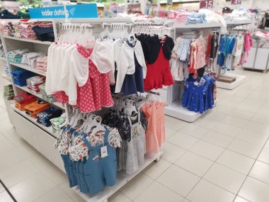 Perak, Malezya. 21 Nisan 2022: Aeon süpermarketi Sri Manjung 'da çocuk kıyafetleri almak veya seçmek için çeşitli ürünler.