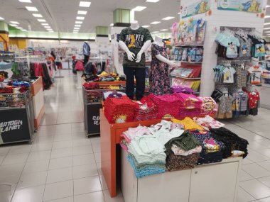 Perak, Malezya. 21 Nisan 2022: Aeon süpermarketi Sri Manjung 'da çocuk kıyafetleri almak veya seçmek için çeşitli ürünler.