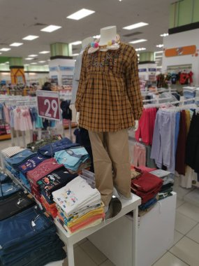 Perak, Malezya. 21 Nisan 2022: Aeon süpermarketi Sri Manjung 'da çocuk kıyafetleri almak veya seçmek için çeşitli ürünler.