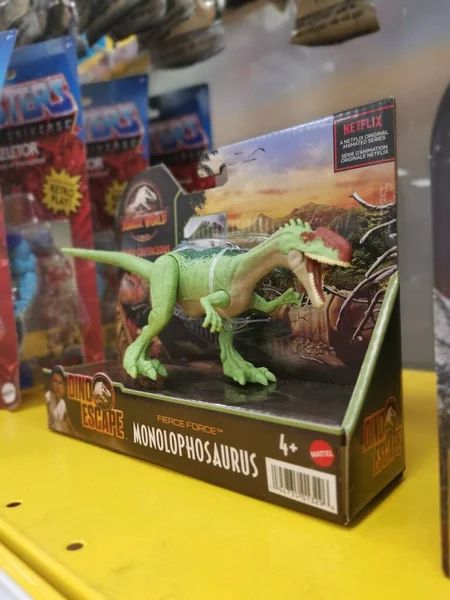 Perak, Malezya. 21 Nisan 2022: Aeon süpermarketi Sri Manjung 'da çocuk çeşitleri satın almak veya seçmek için oyuncak oynuyor.