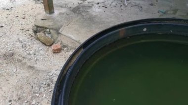 Terk edilmiş eski bir Polyethylene Kare Su TANK