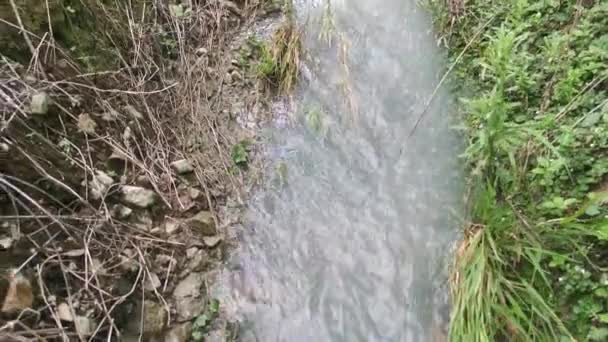 Bazén Tekoucí Dešťové Vody Podél Venkovské Silnice — Stock video