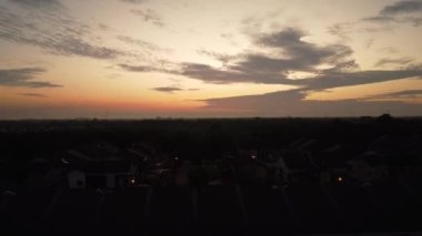 Banliyöde sabah erken saatlerde turuncu renkli hava manzarası.