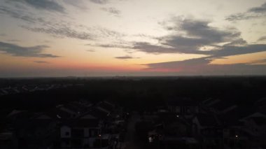 Banliyöde sabah erken saatlerde turuncu renkli hava manzarası.