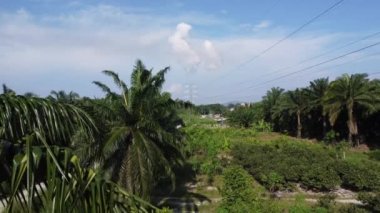 Banliyöde sabahın erken saatlerinde gökyüzünün havadan çekilmiş görüntüleri.