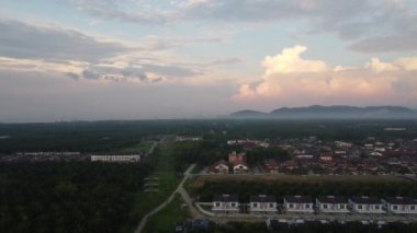 Banliyöde sabahın erken saatlerinde gökyüzünün havadan çekilmiş görüntüleri.